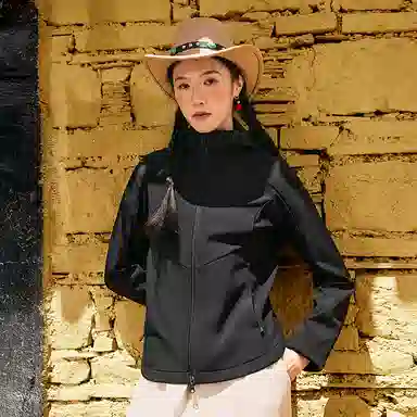 探路者  抓绒防风防泼水修身版型  软壳衣  女款