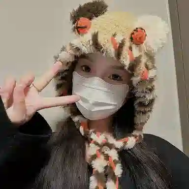 恩僾德 日系可爱卡通手工编织小怪兽秋冬季保暖小熊辫子护耳雷锋帽 腈纶 绒线帽 男女同款情侣款