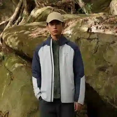 【出游必备】 波司登  冲锋衣系列 软壳拼色户外防风防水透湿连帽 冲锋衣 男女同款