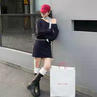 COMMA GIRL