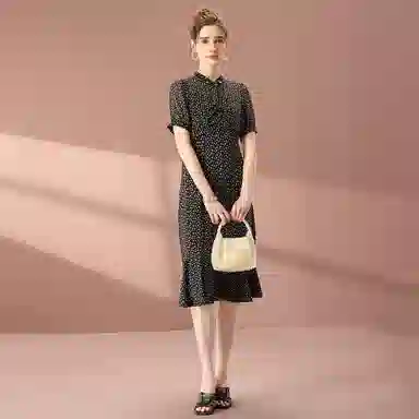 粉红玛琍 夏 短袖连衣裙 收腰 女款 黑色