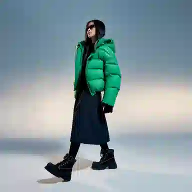 波司登 连帽纯色短款简约时尚羽绒服 女款