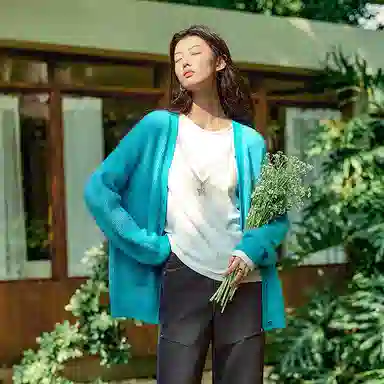 Peacebird V-Neck Wool Knit Pullover Peacock Blue