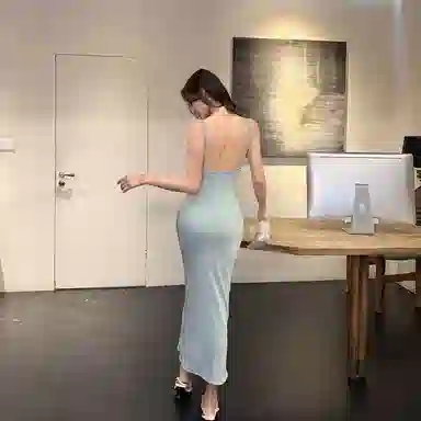 水中花 纯色修身时尚吊带连衣裙 女款