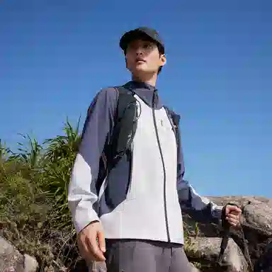 【出游必备】 波司登  冲锋衣系列 软壳拼色户外防风防水透湿连帽 冲锋衣 男女同款