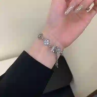 卫欣 苹果适用 手表表带 金属材质 苹果四叶草手链表带男女通用
