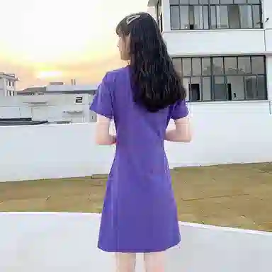 小镇姗姗 纯色圆领宽松套头短袖连衣裙