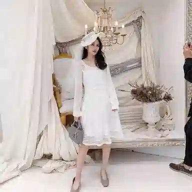 小镇姗姗 纯色蕾丝边方领长袖连衣裙 白色