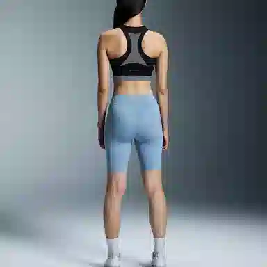 On Train 2-in-1 Crop logo