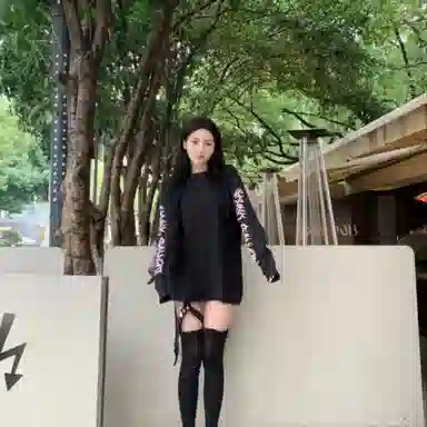 SKUNK GALLERY FW22 T