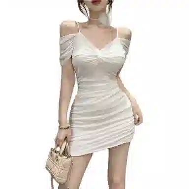 缪斯的诱惑 辣妹纯欲风性感露锁骨扭结设计包臀洋气短裙褶皱裙吊带连衣裙 女款