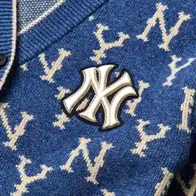 MLB New York Yankees Logo V-Neck Knit Sweater Blue