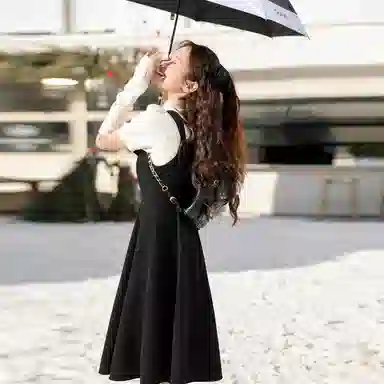 小镇姗姗 纯色吊带无袖连衣裙 黑色