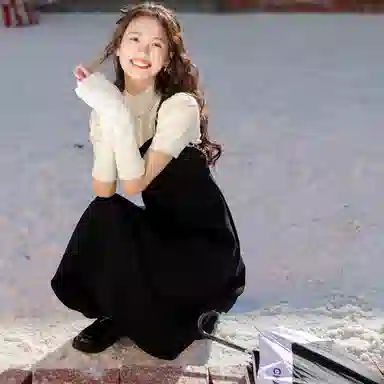 小镇姗姗 纯色吊带无袖连衣裙 黑色