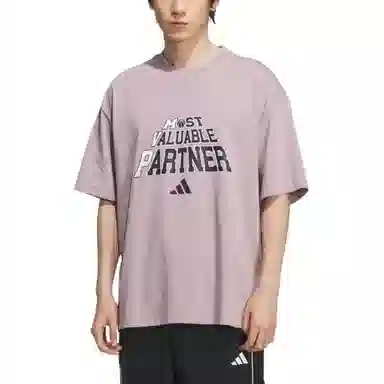adidas BASKETBALL SS25 SLOGAN T-SHIRT T