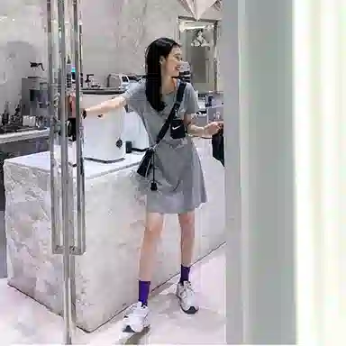 小镇姗姗 纯色圆领宽松套头短袖连衣裙