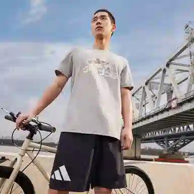 adidas CAMO BADGE OF GRAPHIC TEE LogoT