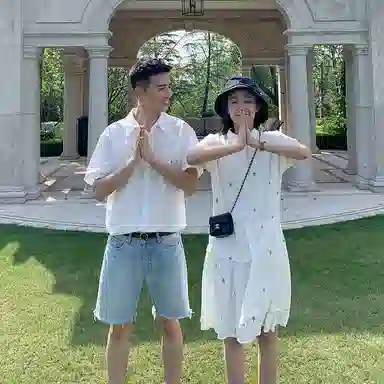 小镇姗姗 纯色方领中长款中腰短袖连衣裙 星星白