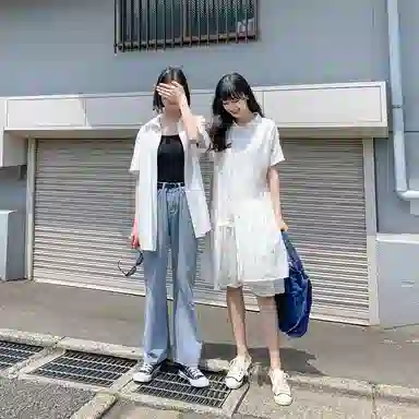 小镇姗姗 纯色方领中长款中腰短袖连衣裙 星星白