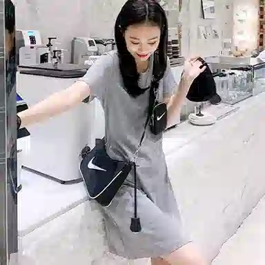 小镇姗姗 纯色圆领宽松套头短袖连衣裙