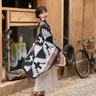 梦特娇 民族风户外旅游出片高级保暖防风 披肩 女款