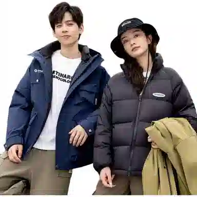 鸭鸭 山系字母印花立体多口袋设计连帽保暖羽绒服 男女同款