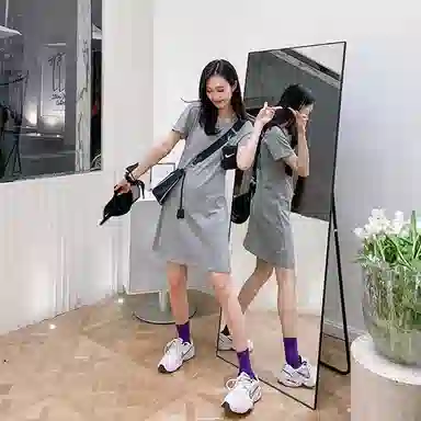 小镇姗姗 纯色圆领宽松套头短袖连衣裙