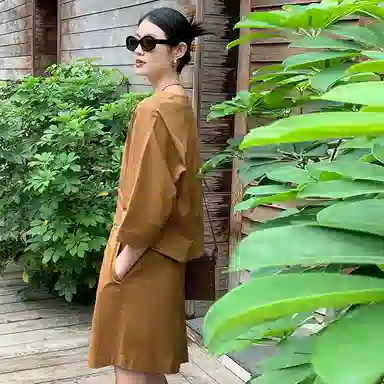 美洋 纯色不规则纽扣半身裙 土黄色