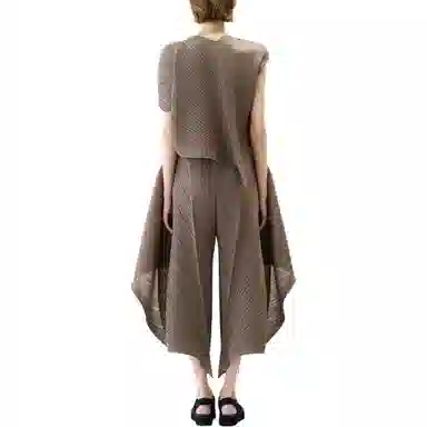 PLEATS PLEASE ISSEY MIYAKE