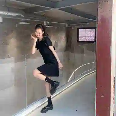 小镇姗姗 纯色圆领宽松套头短袖连衣裙