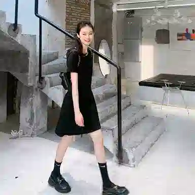 小镇姗姗 纯色圆领宽松套头短袖连衣裙