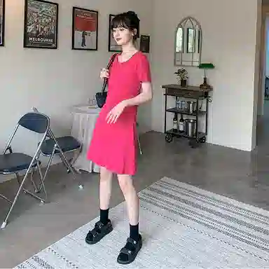 小镇姗姗 纯色圆领宽松套头短袖连衣裙