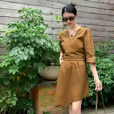 美洋 纯色不规则纽扣半身裙 土黄色