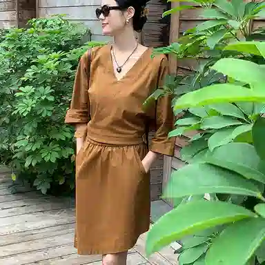 美洋 纯色不规则纽扣半身裙 土黄色