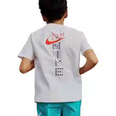 Nike SportswearT 100