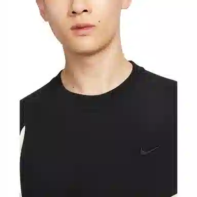 Nike Sportswear Swoosh LogoT
