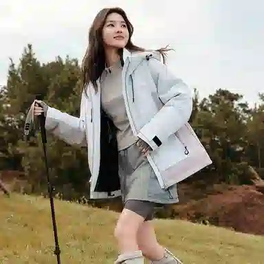 鸭鸭 新山系系列 户外运动轻量化高透湿透气防风雨防水防油污保暖耐磨连帽拼接撞色外套羽绒服 女款