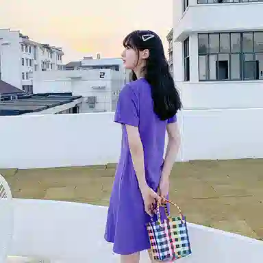 小镇姗姗 纯色圆领宽松套头短袖连衣裙