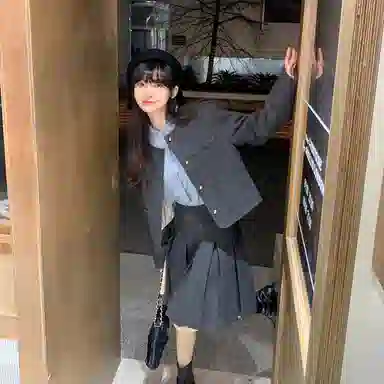 小镇姗姗 纯色圆领上衣短款半裙套装