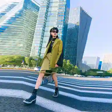 太平鸟女装 纯色西装领灯芯绒拼接羽绒服外套 女款 