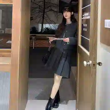 小镇姗姗 纯色圆领上衣短款半裙套装