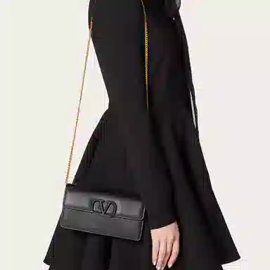 Valentino Vlogo Signature