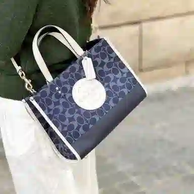 COACH Dempsey 30 Logo