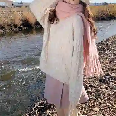 小镇姗姗 纯色绞花圆领针织毛衣