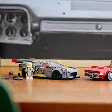 LEGO CHEVROLET Corvette C8.R Race Car and 1968 Chevrolet Corvette 76903