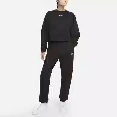 Nike Sportswear Collection Essentials Logo