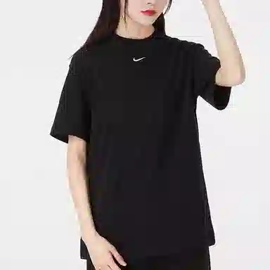 Nike Sportswear Essential Logo T