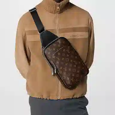 LOUIS VUITTON Avenue