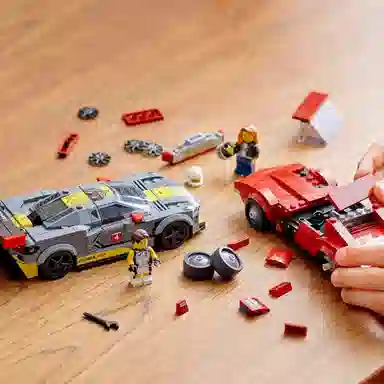 LEGO CHEVROLET Corvette C8.R Race Car and 1968 Chevrolet Corvette 76903