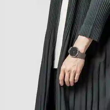 ISSEY MIYAKE 50 39mm NYAJ004Y-person